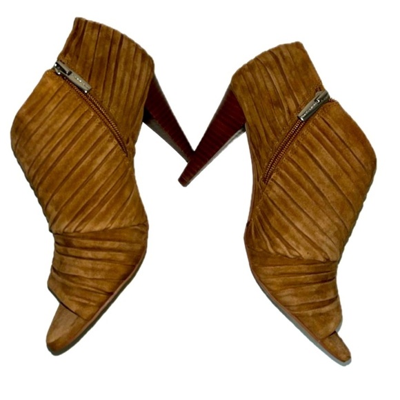 VINCE CAMUTO WOMEN’S SUEDE ANKLE BOOTIES, CAMEL - Picture 2 of 11